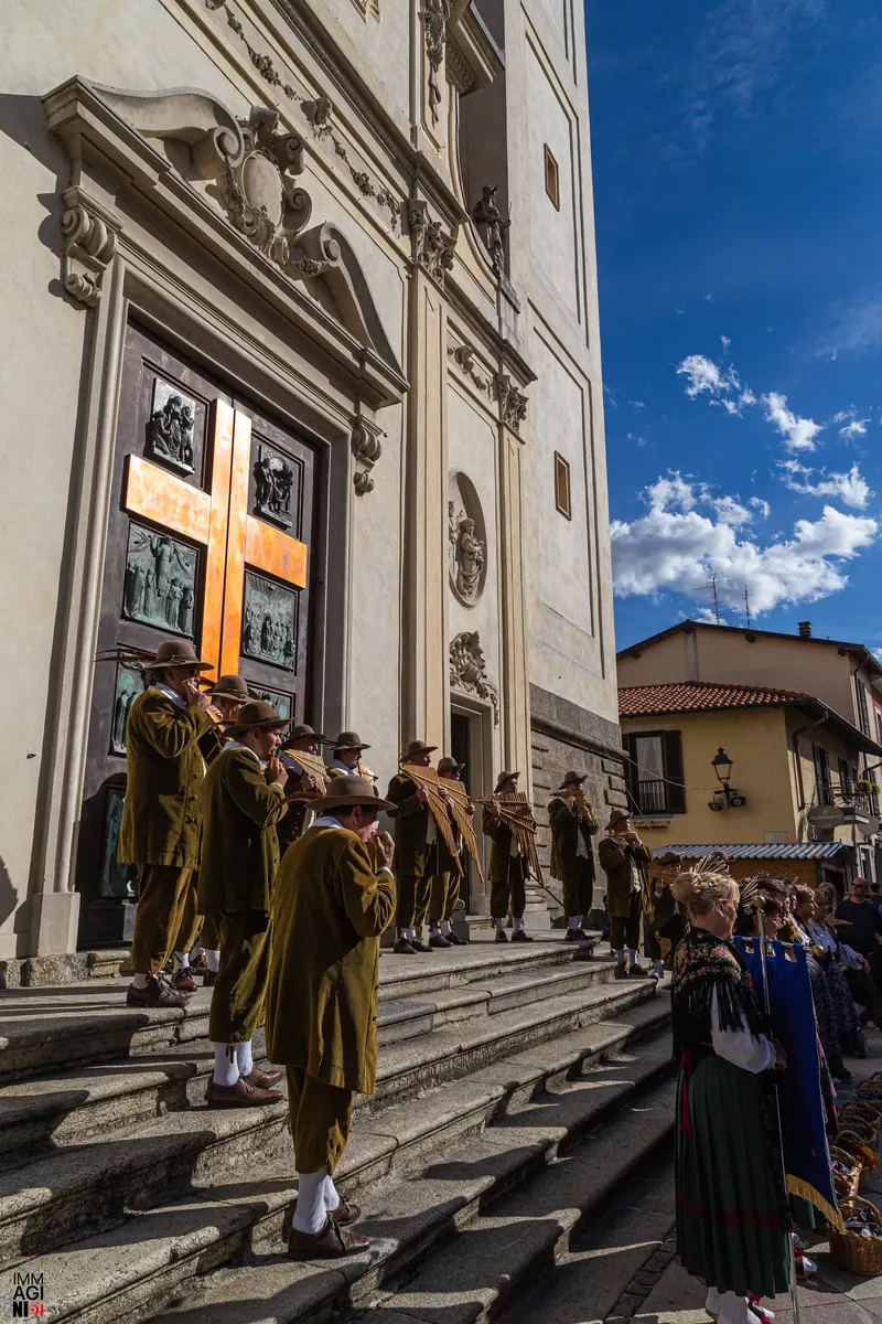 Il gruppo folkloristico suona sui gradini della chiesa
