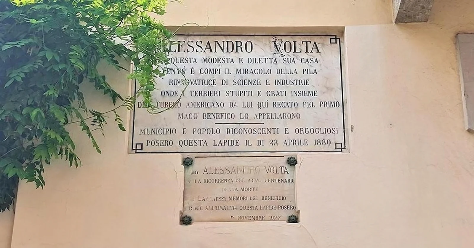 Le due lapidi dedicate ad Alessandro Volta sulla facciata di Casa Volta a Lazzate