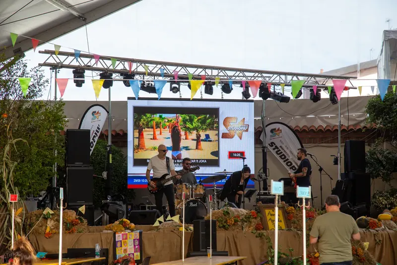Il palco della sagra con la band e le decorazioni d'autunno