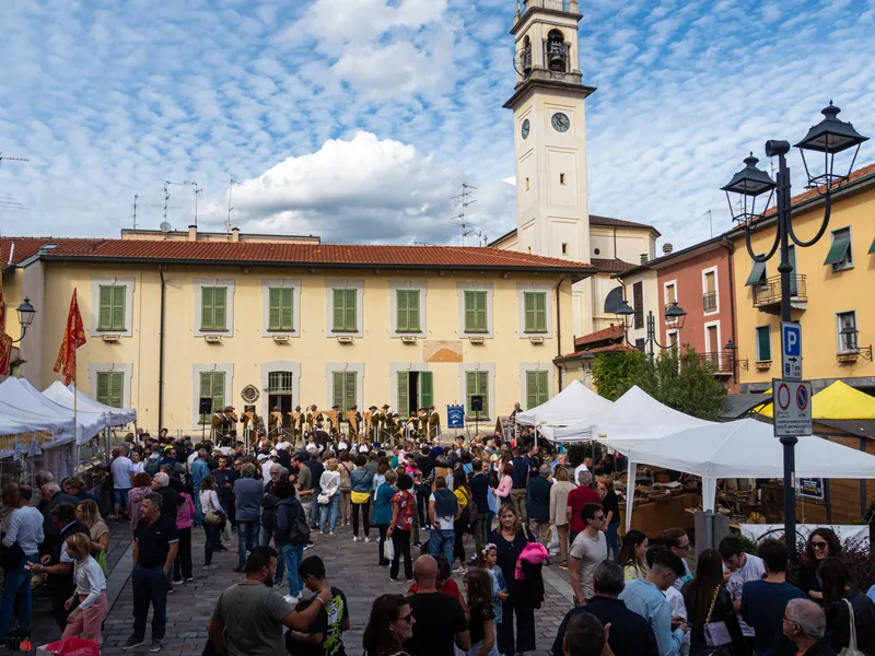 La piazza della sagra con il campanile e la banda